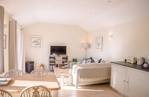 Woodbridge House | Cozy Hill Stables in Ufford with Breakfast & Kitchen Options
