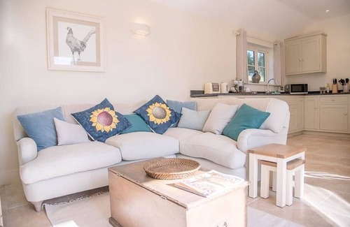 Woodbridge House | Cozy Hill Stables in Ufford with Breakfast & Kitchen Options