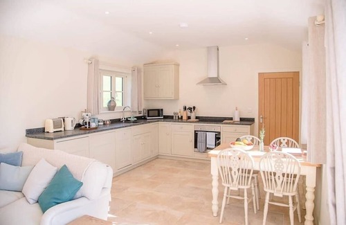 Woodbridge House | Cozy Hill Stables in Ufford with Breakfast & Kitchen Options