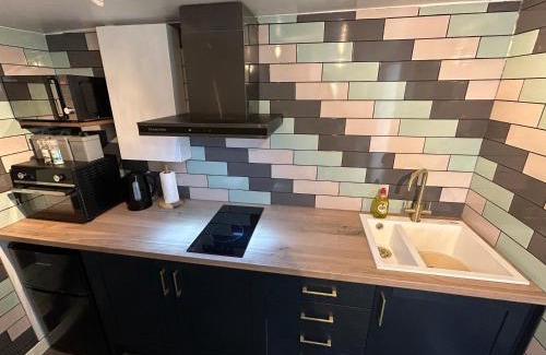 Hoyland Apartment | Budget-Friendly Hill Street Railway Retreat for Families