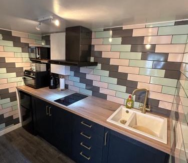 Hoyland Apartment | Budget-Friendly Hill Street Railway Retreat for Families