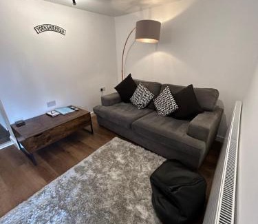Hoyland Apartment | Budget-Friendly Hill Street Railway Retreat for Families