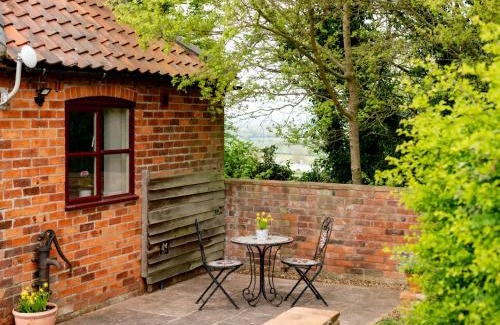 Leadenham House | Enchanting Hill Top Cottage - 4-Star Family Retreat