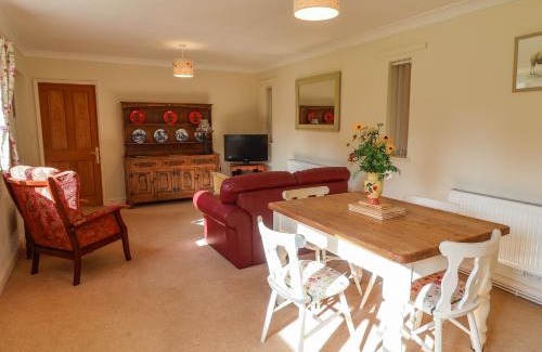 Leadenham House | Enchanting Hill Top Cottage - 4-Star Family Retreat