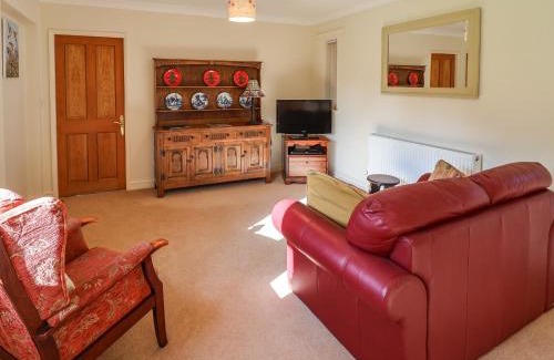 Leadenham House | Enchanting Hill Top Cottage - 4-Star Family Retreat