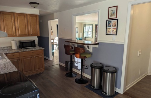 Cardiff Cottage | Hill Top Cottage: Family-Friendly Retreat with Breakfast