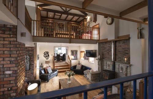 Worton House | Hill Top Farm 22: Family and Pet-Friendly Retreat