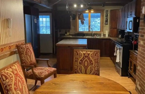 Northfield Cabin | Secluded Hilltop Retreat with Natural Beauty and Amenities