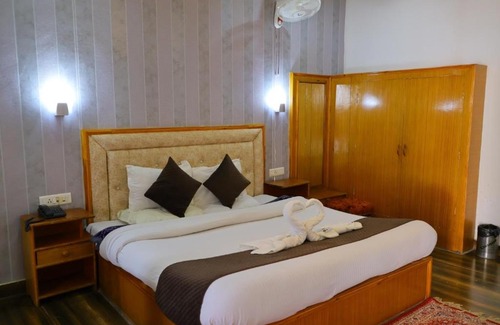 New Manali Apartment | Top-Rated Hill-Top Home Stay with Breakfast & Hot Tub