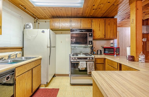 Waynesboro Cottage | Scenic Hill Top Retreat Cottage with Breakfast Included