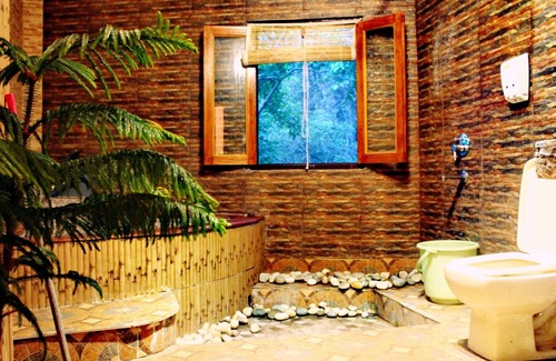 Tapovan Hotel | Hill Top Swiss Cottage: Family-Friendly Retreat with Dining