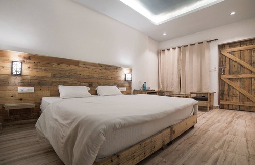 Tapovan Hotel | Hill Top Swiss Cottage: Family-Friendly Retreat with Dining