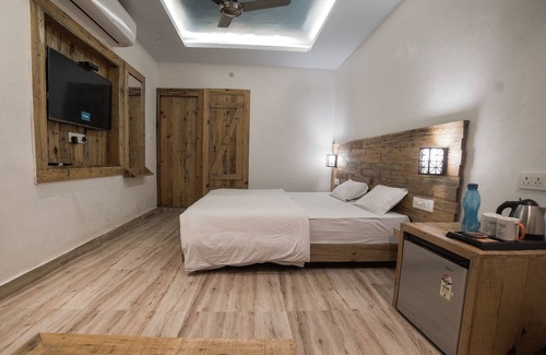 Tapovan Hotel | Hill Top Swiss Cottage: Family-Friendly Retreat with Dining
