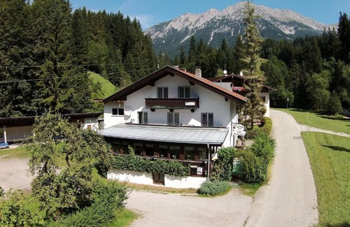 Scheffau am Wilden Kaiser Apartment | Inviting Hill View Apartment in Scheffau with Terrace