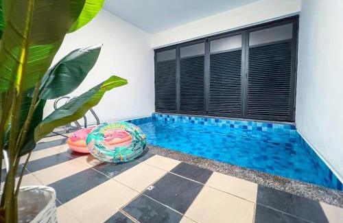 Batu Caves House | Inviting Kak Tini's Indoor Pool Villa with Private Pool