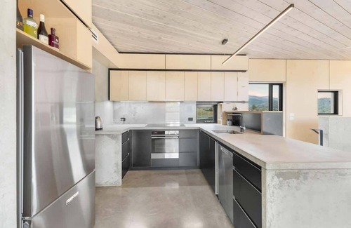 Wangaratta Forward House | Buffalo River Villa: Family-Friendly Retreat with Private Pool