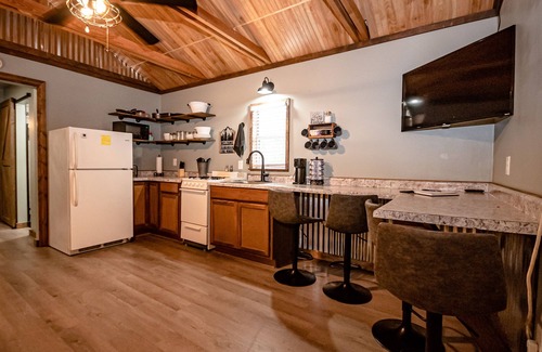 Board Camp Cabin | Pet-Friendly Hillbilly Hideaway with Ocean Views, 10/10 Score
