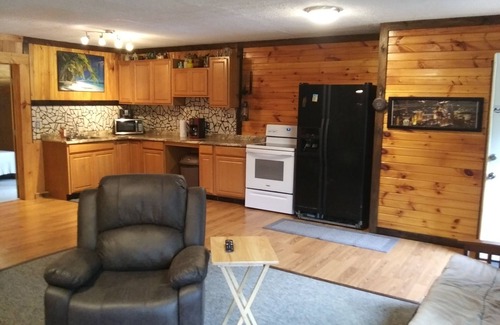 Benezette Cabin | Family-Friendly Hillbilly Hilton at Wilson's Paradise Lodging