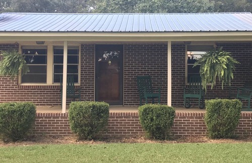 Pitts House | Pet-Friendly Hillbilly Hut with Pool & Family Amenities