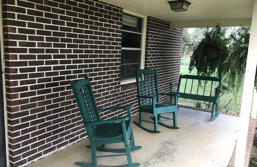 Pitts House | Pet-Friendly Hillbilly Hut with Pool & Family Amenities