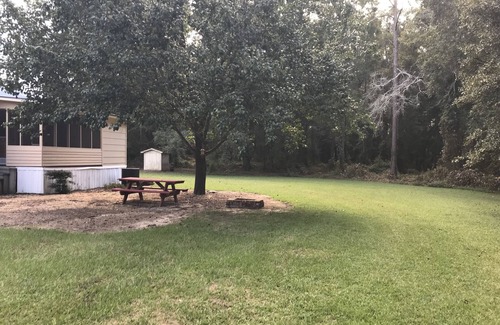 Pitts House | Pet-Friendly Hillbilly Hut with Pool & Family Amenities