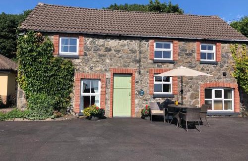 Carrickfergus House | Inviting Hillcrest Cottage: Family-Friendly with Breakfast