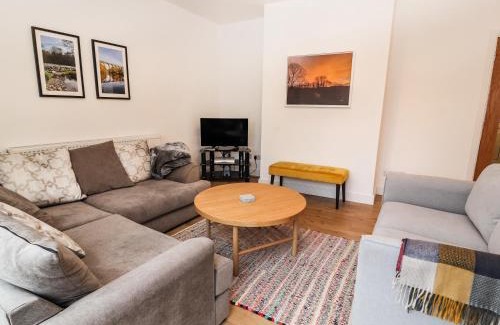 Cefn-mawr House | Family-Friendly Hillcrest Hotel with Pet Amenities