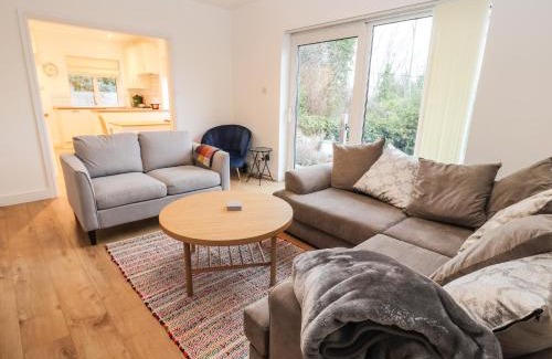 Cefn-mawr House | Family-Friendly Hillcrest Hotel with Pet Amenities