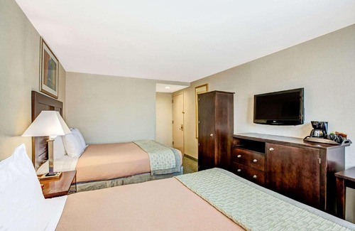 Queens Hotel | Convenient Hillcrest Hotel Steps from JFK Airtrain