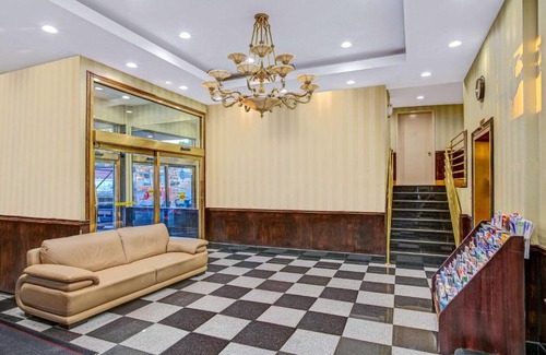 Queens Hotel | Convenient Hillcrest Hotel Steps from JFK Airtrain