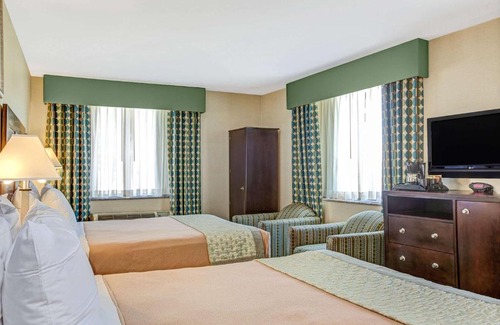 Queens Hotel | Convenient Hillcrest Hotel Steps from JFK Airtrain