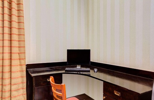 Queens Hotel | Convenient Hillcrest Hotel Steps from JFK Airtrain