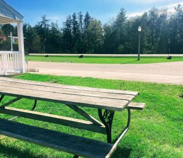 Rapid River Hotel | Pet-Friendly Hillcrest Inn & Motel with Great Amenities