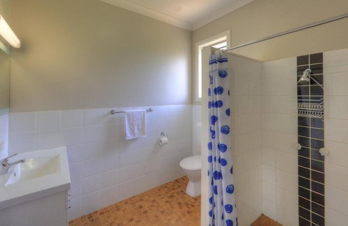 Waterview Heights Hotel | Family-Friendly Hilldrop Motor Inn with Pool and Breakfast