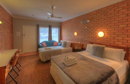 Waterview Heights Hotel | Family-Friendly Hilldrop Motor Inn with Pool and Breakfast