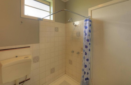 Waterview Heights Hotel | Family-Friendly Hilldrop Motor Inn with Pool and Breakfast
