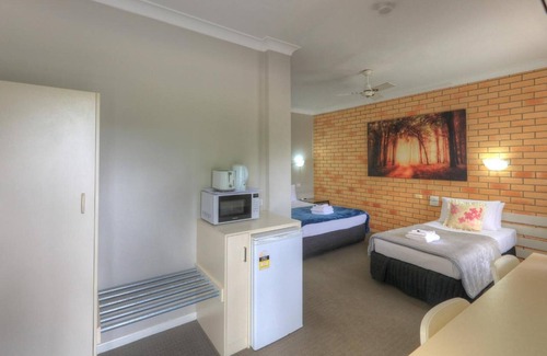 Waterview Heights Hotel | Family-Friendly Hilldrop Motor Inn with Pool and Breakfast