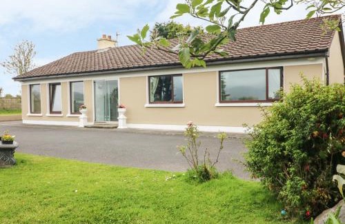 Dromin House | Inviting Hillgrove House: Family-Friendly Stay with High Ratings