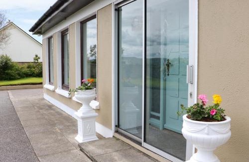 Dromin House | Inviting Hillgrove House: Family-Friendly Stay with High Ratings