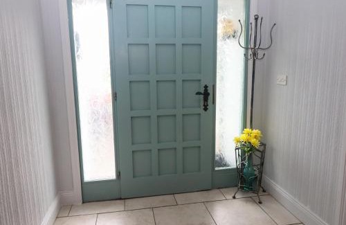 Dromin House | Inviting Hillgrove House: Family-Friendly Stay with High Ratings