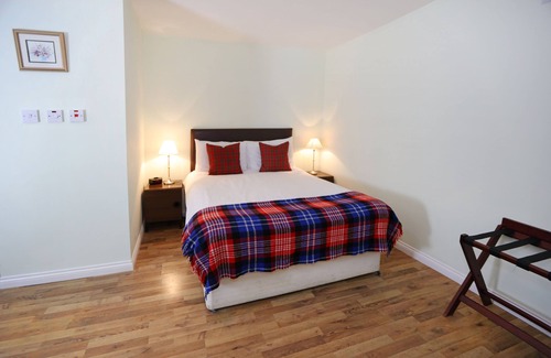 Stirling House | Inviting Hillhead Farm Lets: Family-Friendly with Pool