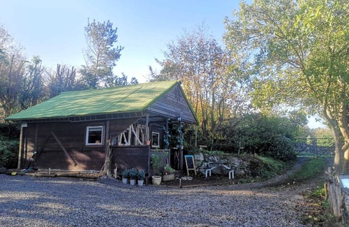 Penrhyn Bay Cabin | Experience The Crow's Nest: Hills and Sea Await You