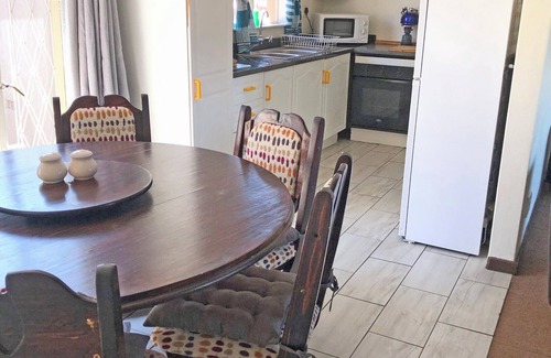 Greater Johannesburg Metropolitan Area Apartment | Exceptional Hills and Dales Accommodation with Spa & Pool