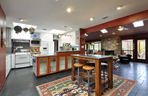 Barton Hills House | Hills Haven - Unique Lake View Retreat with Spa Access