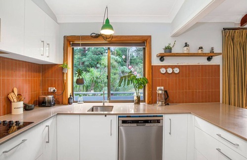 Aldgate House | Tranquil Hills Serenity with Private Creek & Family Amenities