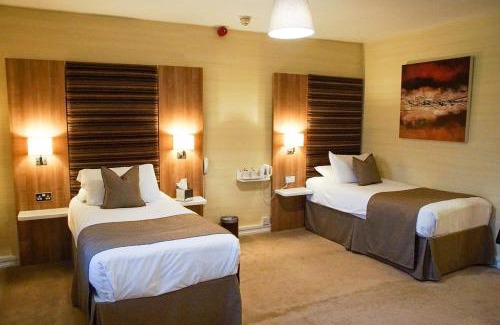 Cleedownton Hotel | Inviting Hillscourt: Family-Friendly with Breakfast Included