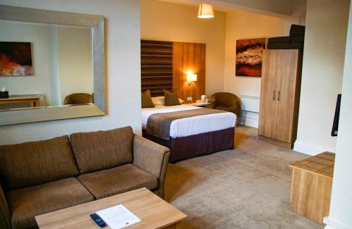 Cleedownton Hotel | Inviting Hillscourt: Family-Friendly with Breakfast Included