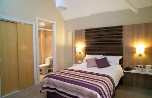 Cleedownton Hotel | Inviting Hillscourt: Family-Friendly with Breakfast Included