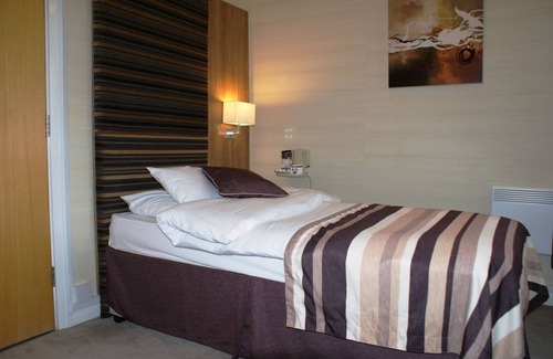 Cleedownton Hotel | Inviting Hillscourt: Family-Friendly with Onsite Dining