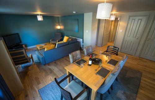 Tobermory Apartment | Hillside Apartment